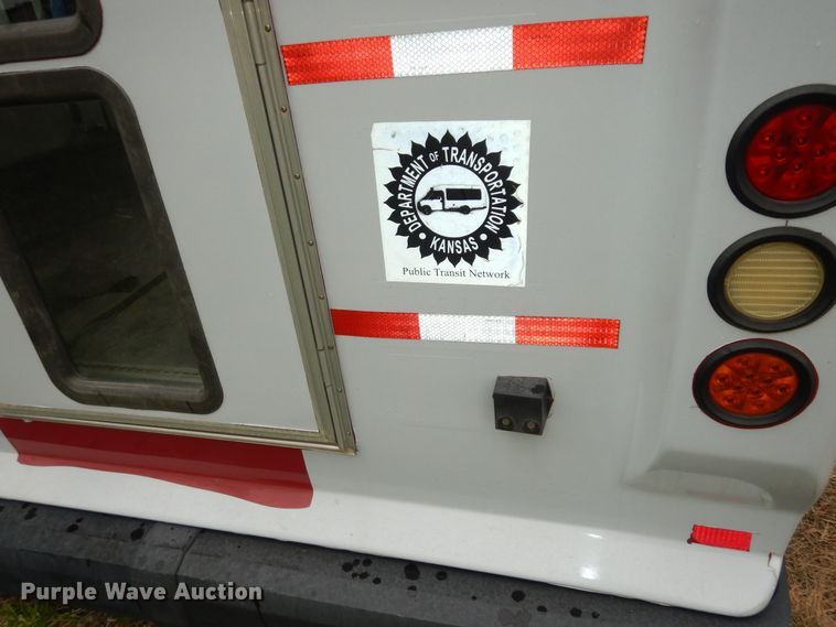 image for item IB9861 2011 Ford Econoline E450 Super Duty  shuttle bus