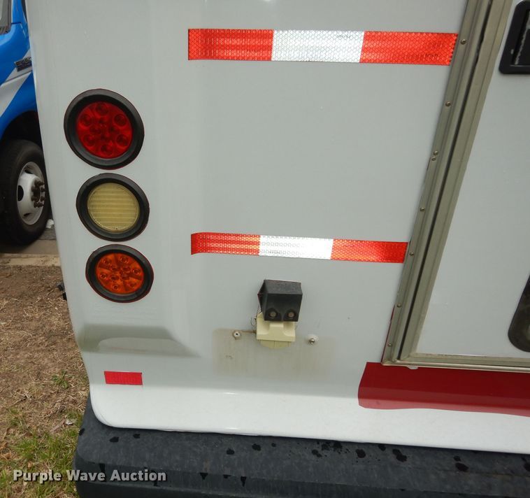 image for item IB9861 2011 Ford Econoline E450 Super Duty  shuttle bus