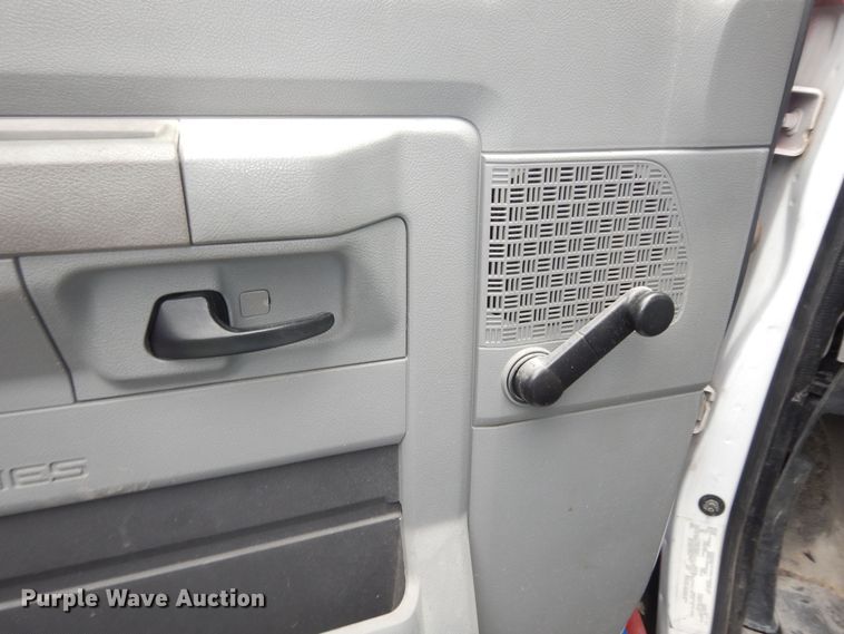 image for item IB9861 2011 Ford Econoline E450 Super Duty  shuttle bus