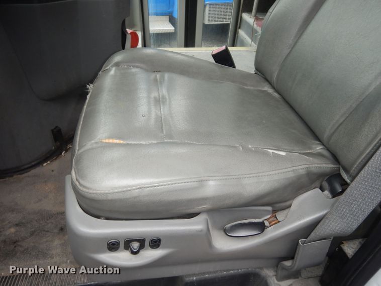 image for item IB9861 2011 Ford Econoline E450 Super Duty  shuttle bus