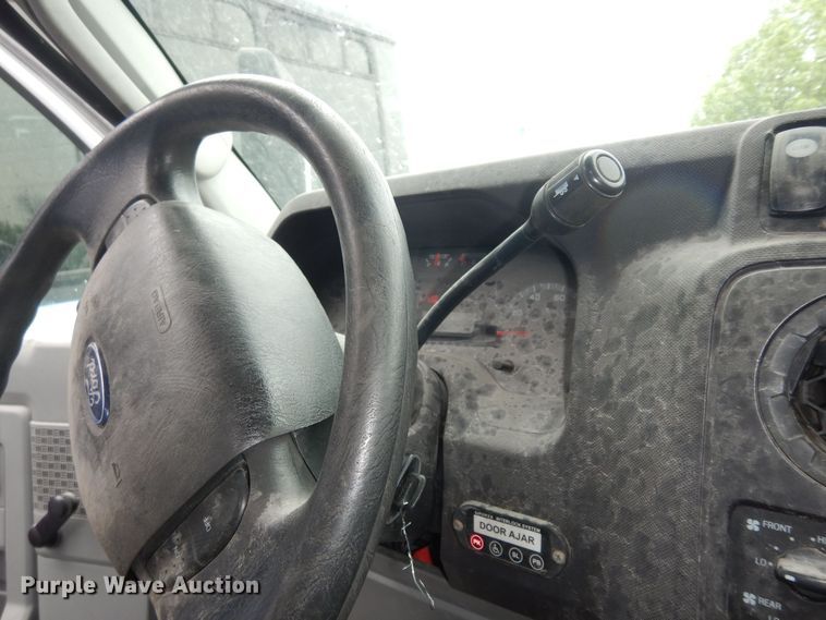 image for item IB9861 2011 Ford Econoline E450 Super Duty  shuttle bus