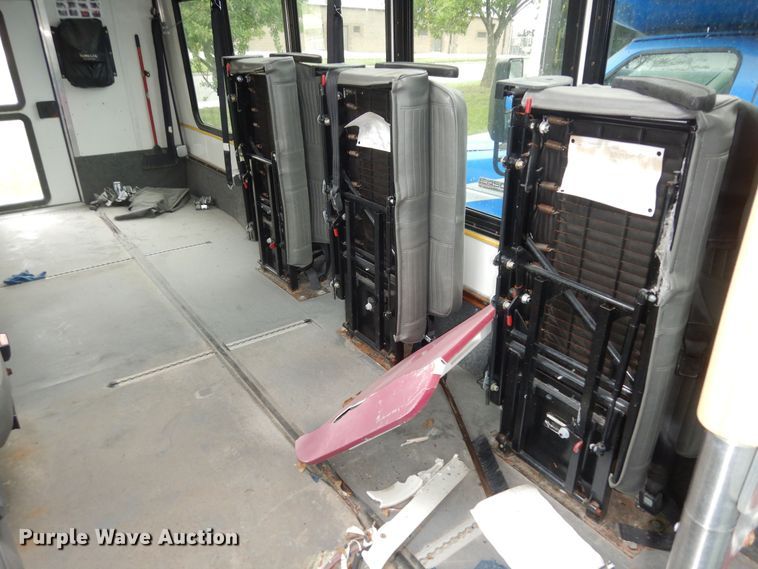 image for item IB9861 2011 Ford Econoline E450 Super Duty  shuttle bus