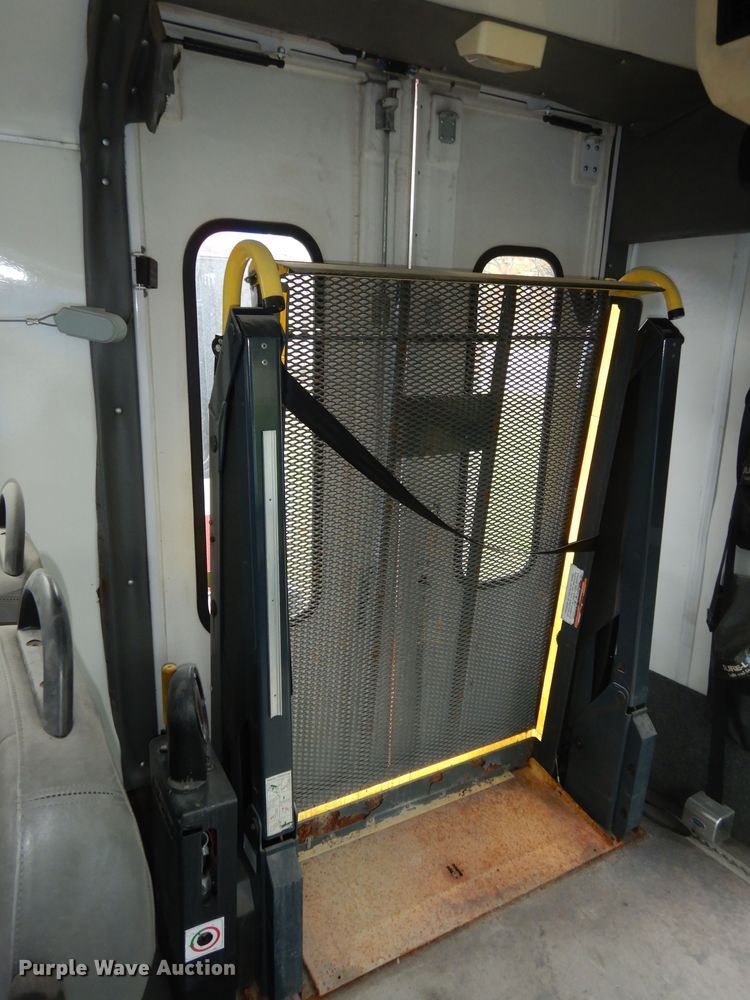 image for item IB9861 2011 Ford Econoline E450 Super Duty  shuttle bus