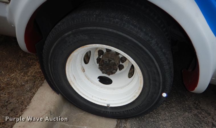 image for item IB9861 2011 Ford Econoline E450 Super Duty  shuttle bus