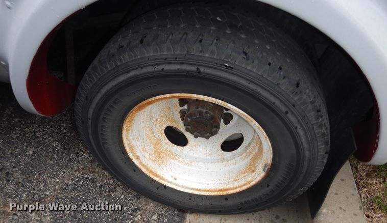 image for item IB9861 2011 Ford Econoline E450 Super Duty  shuttle bus