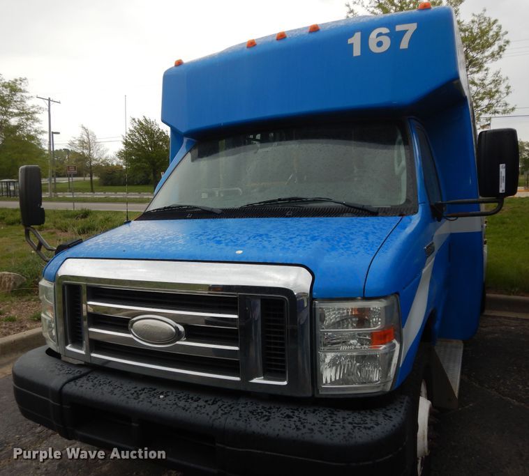 image for item IB9863 2014 Ford Econoline E450 Super Duty  shuttle bus