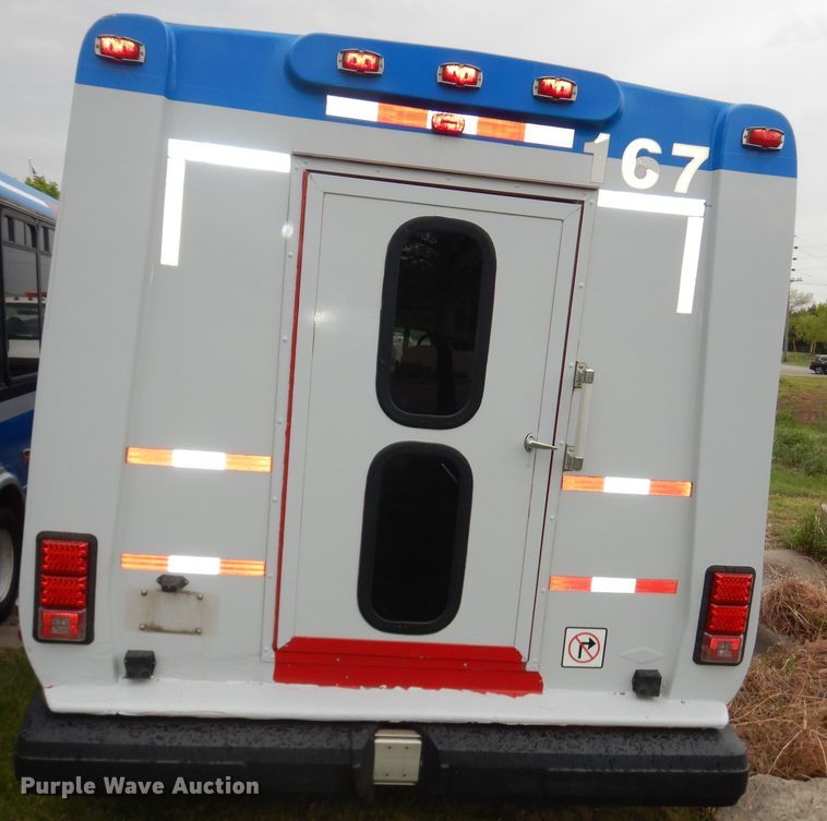 image for item IB9863 2014 Ford Econoline E450 Super Duty  shuttle bus