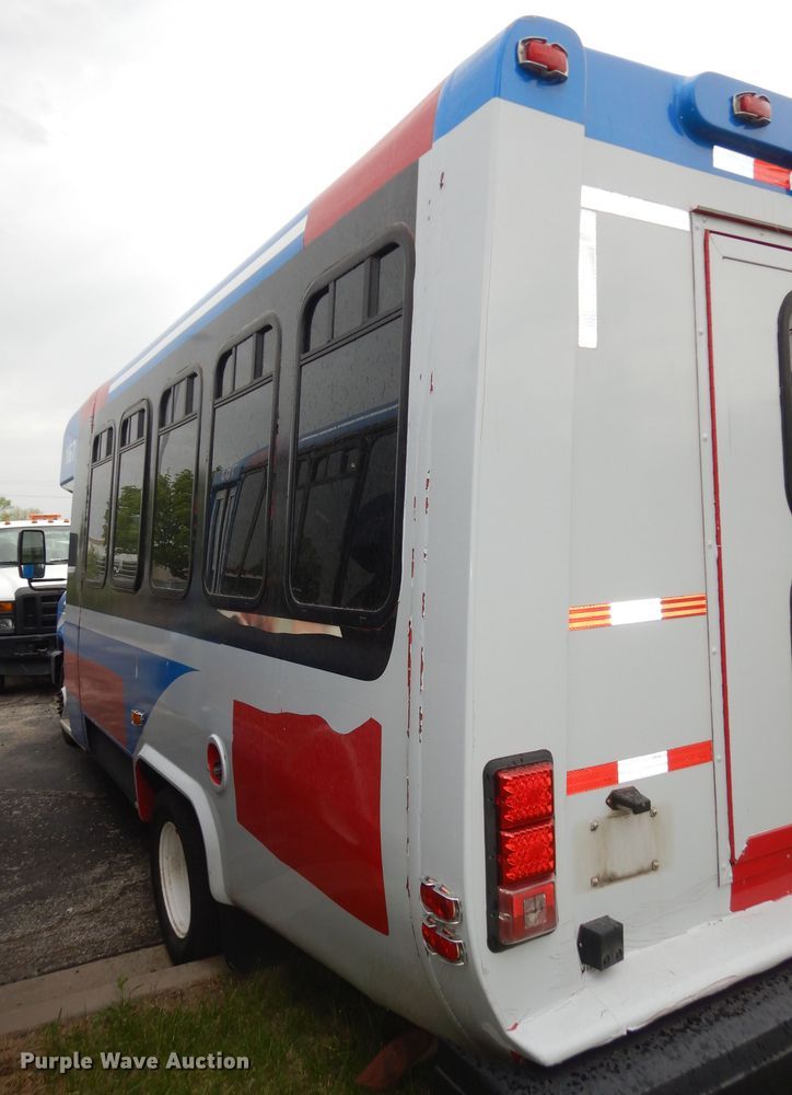 image for item IB9863 2014 Ford Econoline E450 Super Duty  shuttle bus