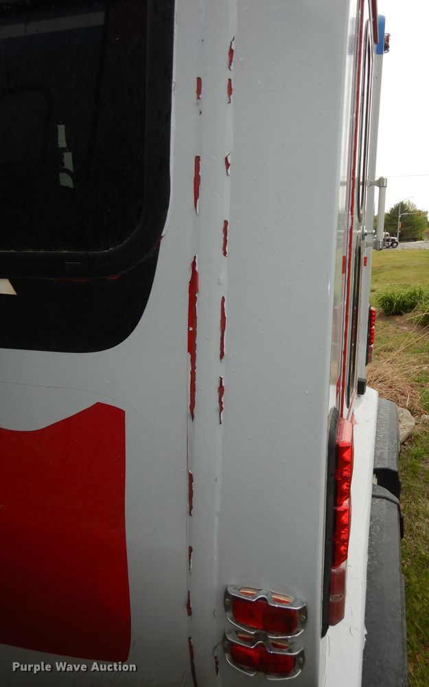 image for item IB9863 2014 Ford Econoline E450 Super Duty  shuttle bus