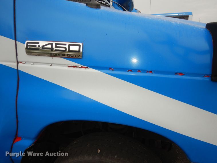 image for item IB9863 2014 Ford Econoline E450 Super Duty  shuttle bus