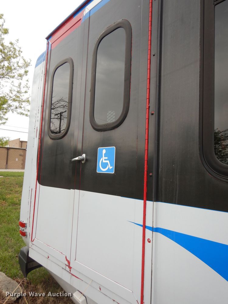 image for item IB9863 2014 Ford Econoline E450 Super Duty  shuttle bus