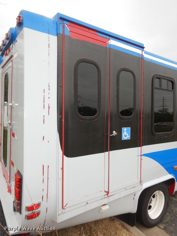 image for item IB9863 2014 Ford Econoline E450 Super Duty  shuttle bus