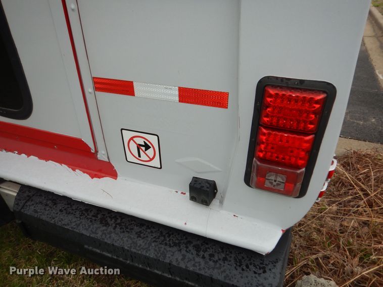 image for item IB9863 2014 Ford Econoline E450 Super Duty  shuttle bus