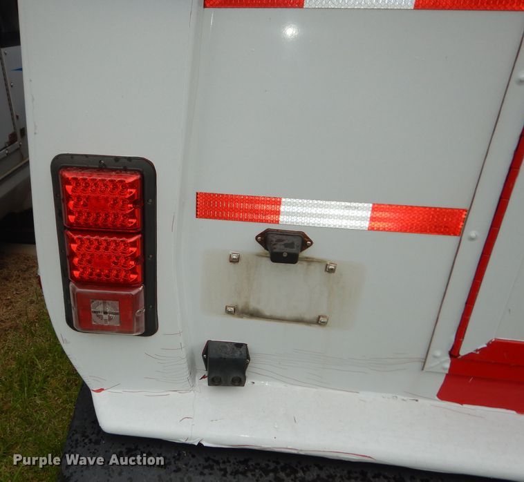 image for item IB9863 2014 Ford Econoline E450 Super Duty  shuttle bus