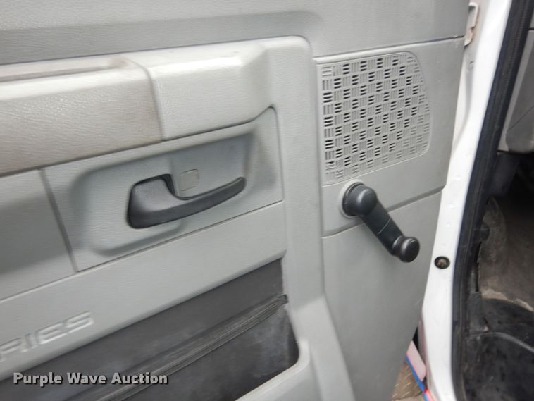 image for item IB9863 2014 Ford Econoline E450 Super Duty  shuttle bus