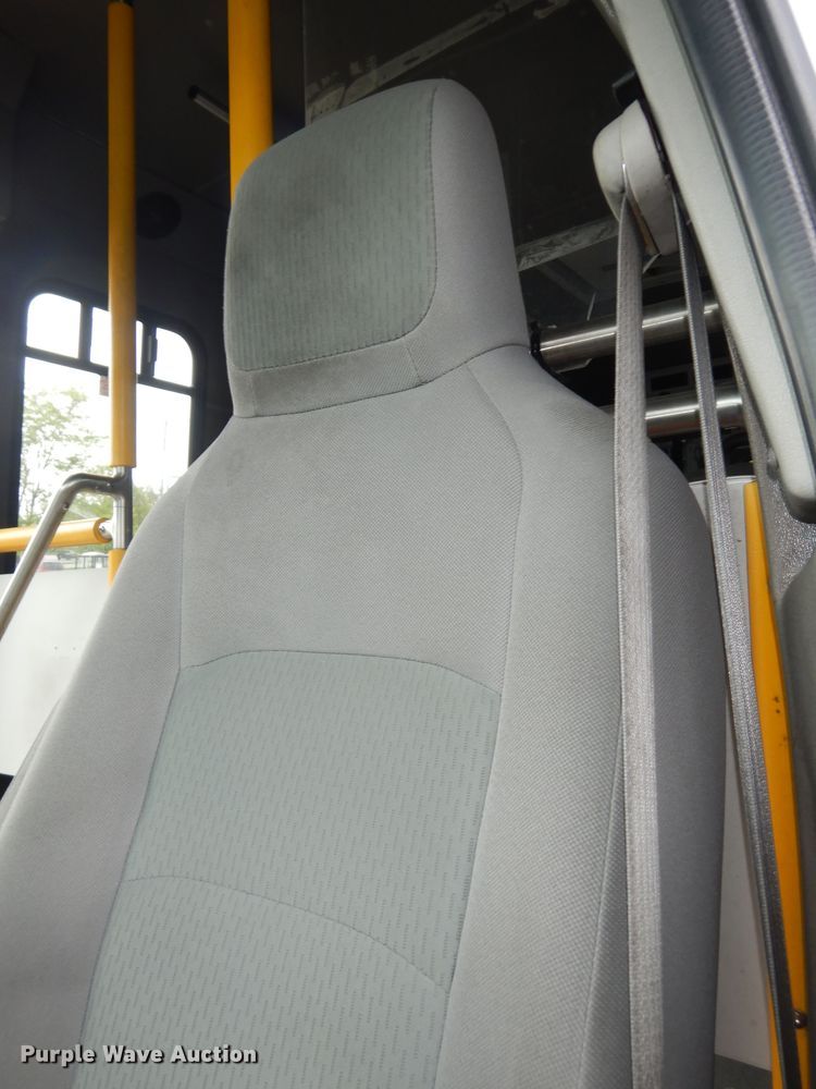 image for item IB9863 2014 Ford Econoline E450 Super Duty  shuttle bus