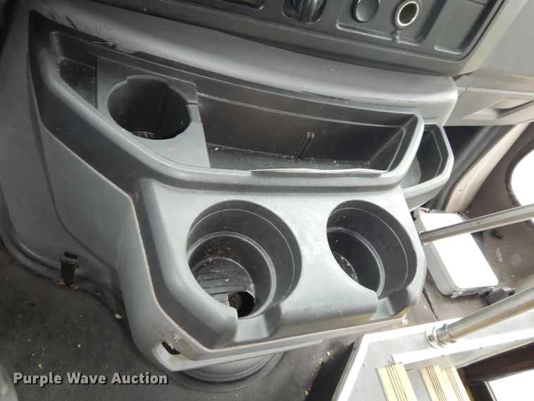 image for item IB9863 2014 Ford Econoline E450 Super Duty  shuttle bus