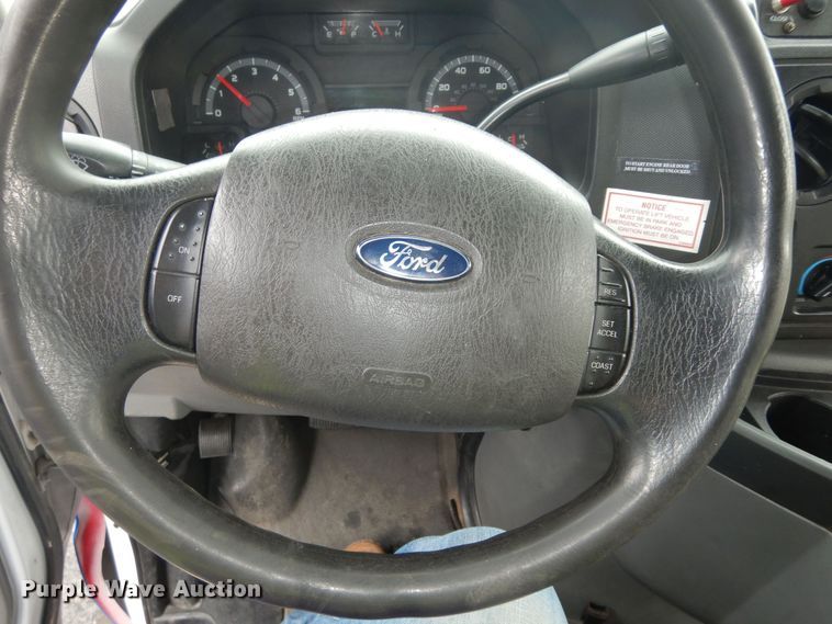 image for item IB9863 2014 Ford Econoline E450 Super Duty  shuttle bus