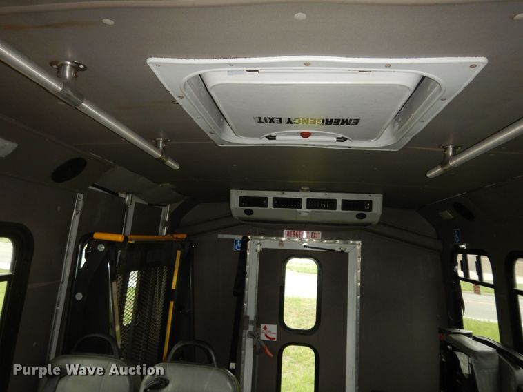 image for item IB9863 2014 Ford Econoline E450 Super Duty  shuttle bus