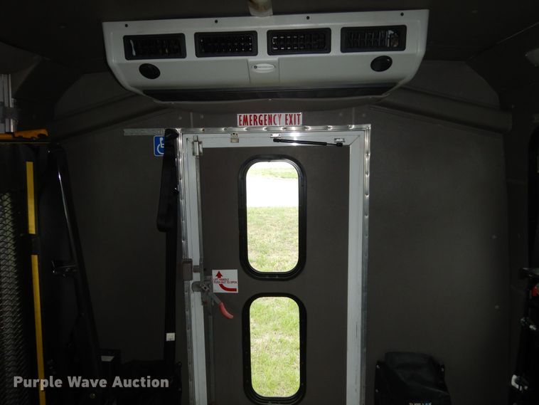 image for item IB9863 2014 Ford Econoline E450 Super Duty  shuttle bus