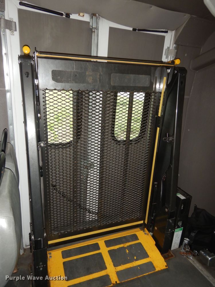 image for item IB9863 2014 Ford Econoline E450 Super Duty  shuttle bus