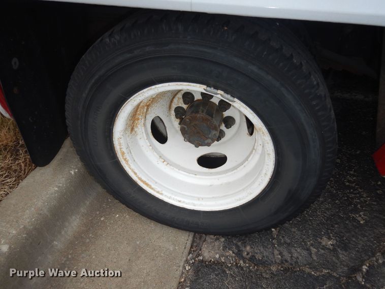 image for item IB9863 2014 Ford Econoline E450 Super Duty  shuttle bus