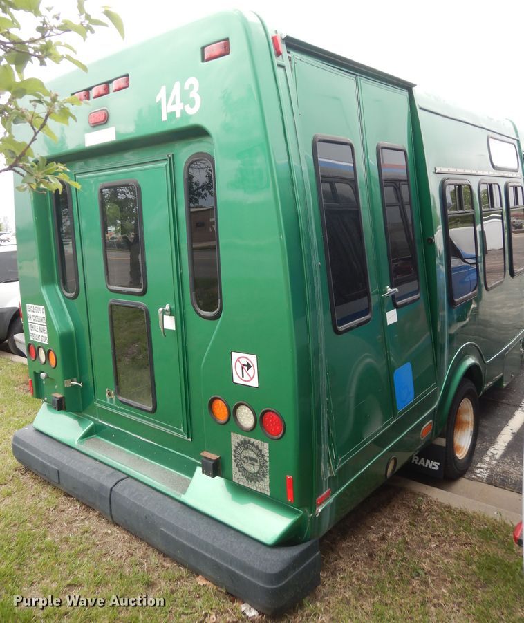 image for item IB9864 2009 Ford E450 Super Duty  shuttle bus