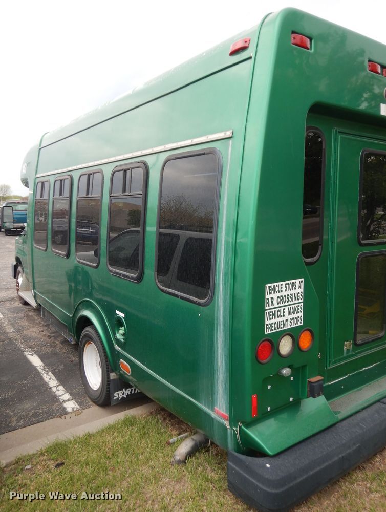 image for item IB9864 2009 Ford E450 Super Duty  shuttle bus