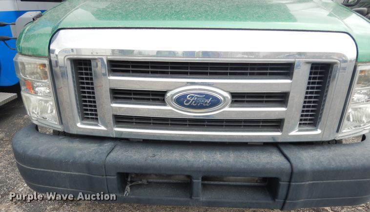 image for item IB9864 2009 Ford E450 Super Duty  shuttle bus