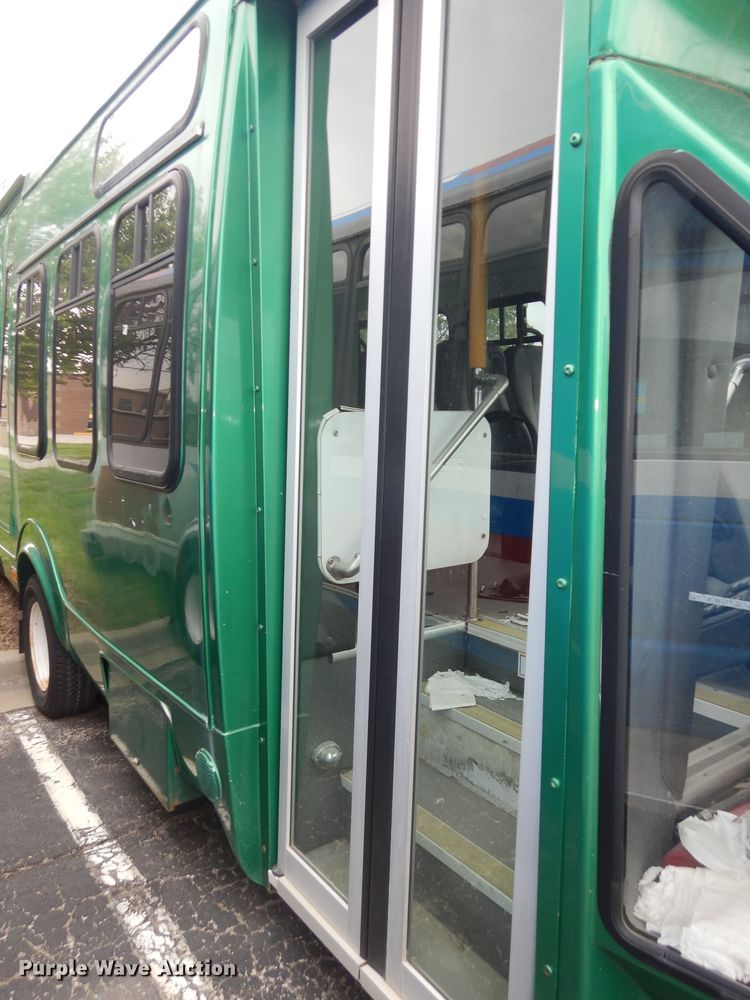 image for item IB9864 2009 Ford E450 Super Duty  shuttle bus