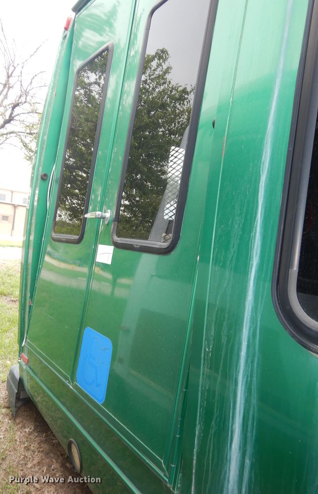 image for item IB9864 2009 Ford E450 Super Duty  shuttle bus