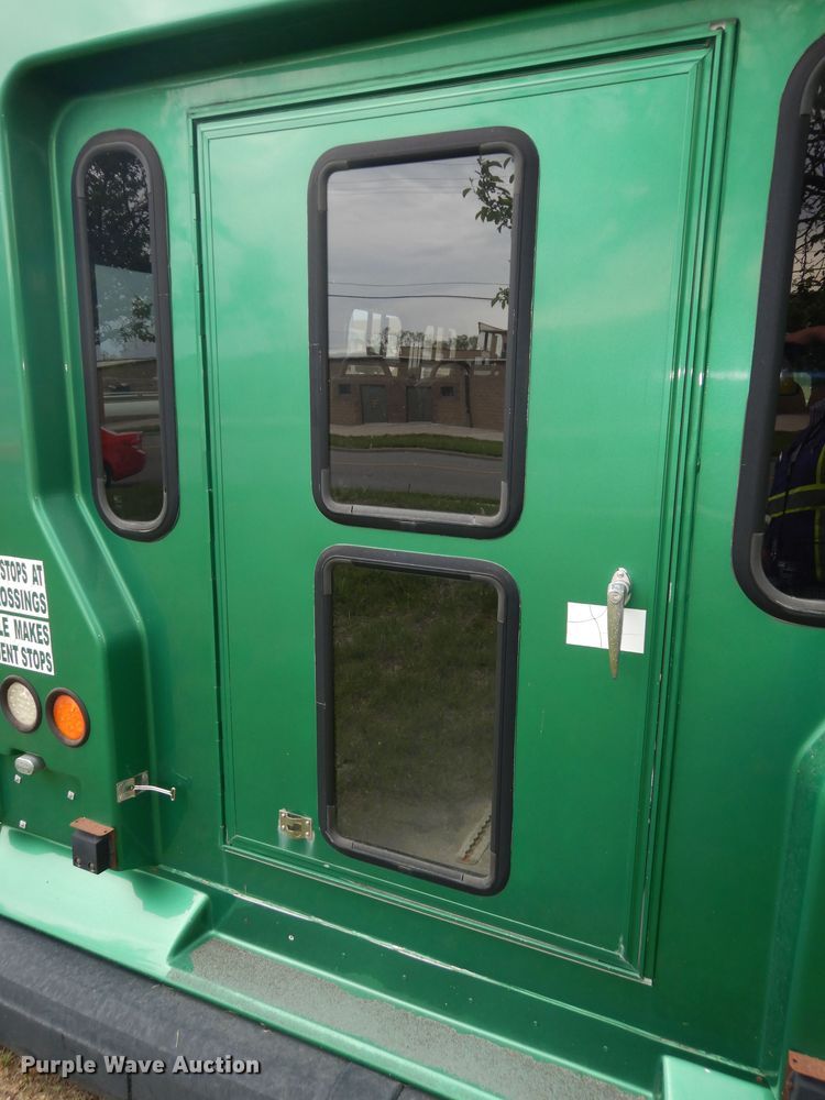 image for item IB9864 2009 Ford E450 Super Duty  shuttle bus