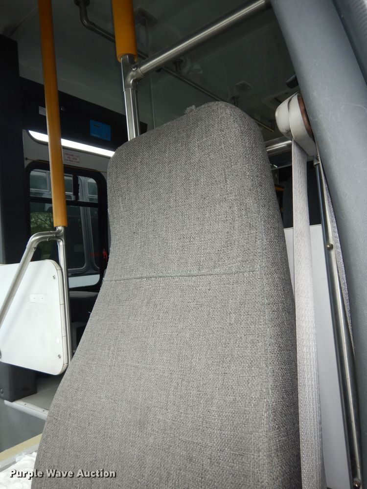 image for item IB9864 2009 Ford E450 Super Duty  shuttle bus