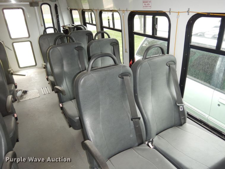 image for item IB9864 2009 Ford E450 Super Duty  shuttle bus