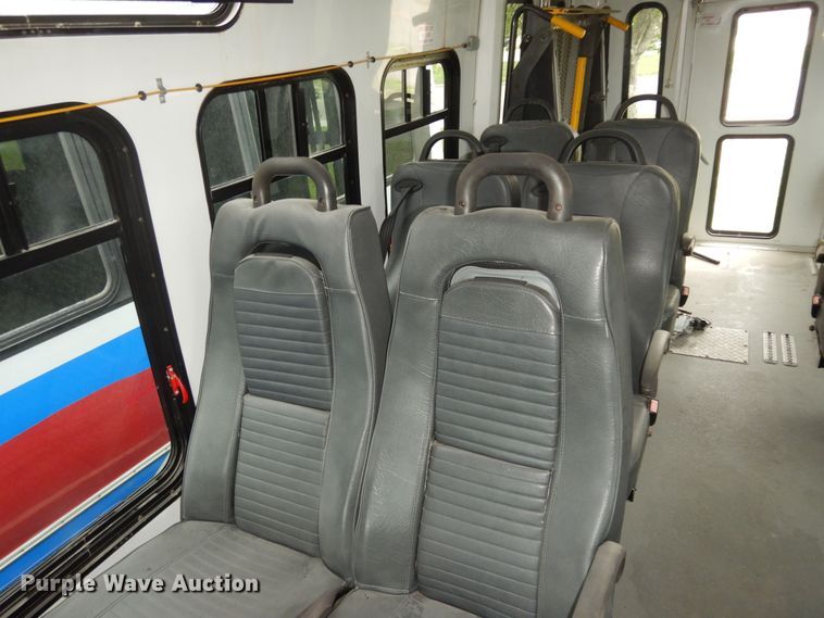 image for item IB9864 2009 Ford E450 Super Duty  shuttle bus