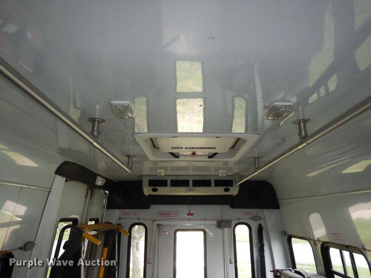 image for item IB9864 2009 Ford E450 Super Duty  shuttle bus