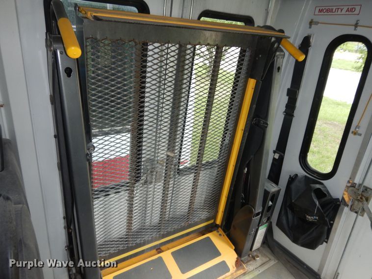 image for item IB9864 2009 Ford E450 Super Duty  shuttle bus