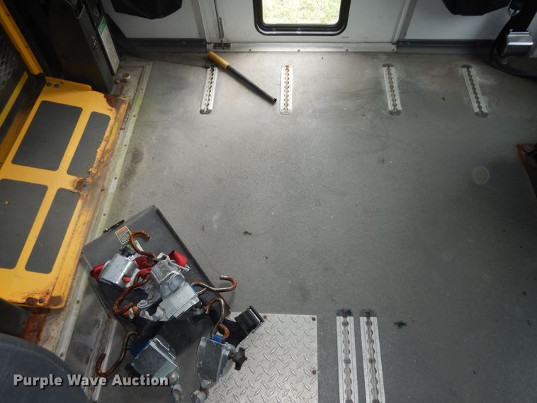 image for item IB9864 2009 Ford E450 Super Duty  shuttle bus