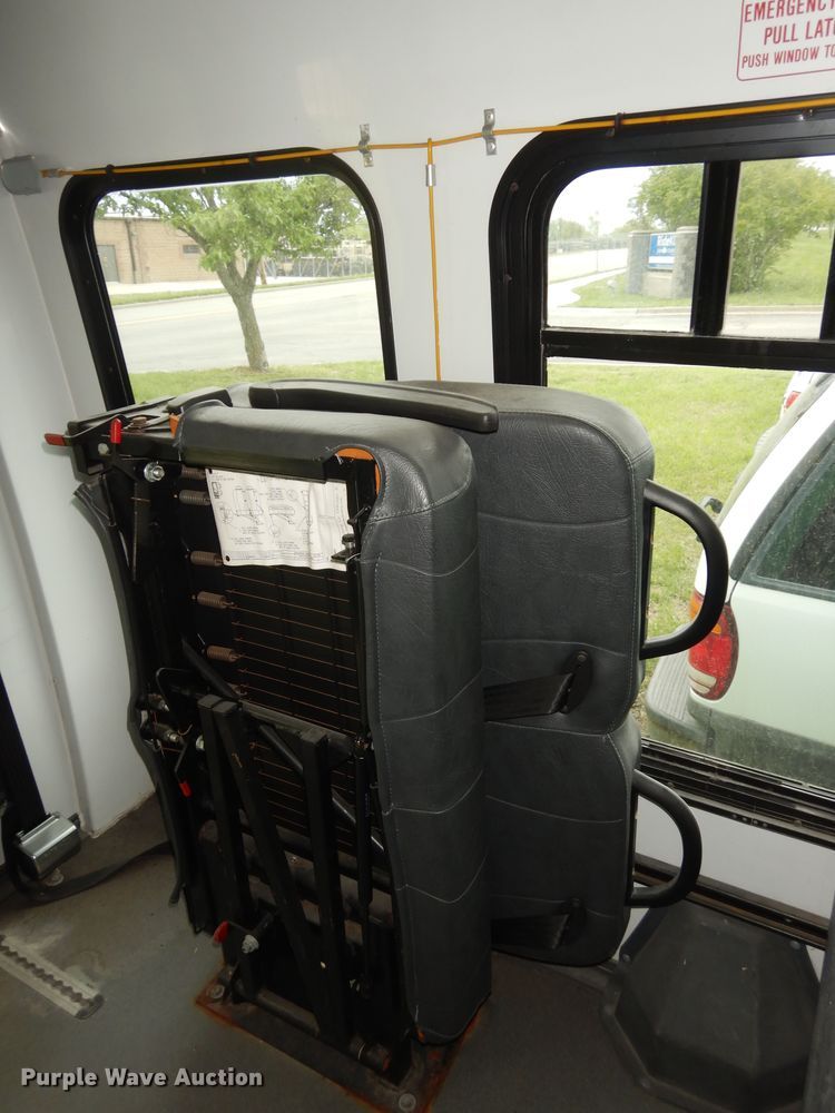 image for item IB9864 2009 Ford E450 Super Duty  shuttle bus