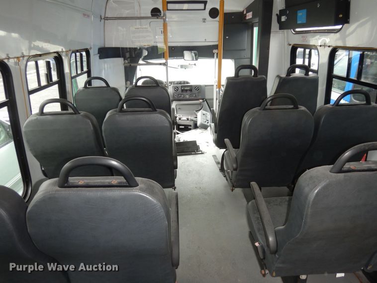 image for item IB9864 2009 Ford E450 Super Duty  shuttle bus