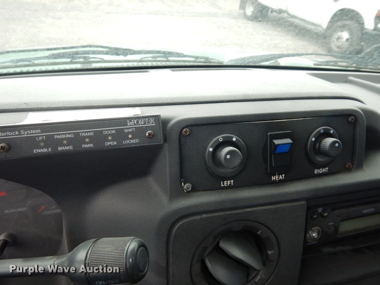 image for item IB9864 2009 Ford E450 Super Duty  shuttle bus