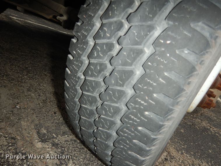 image for item IB9864 2009 Ford E450 Super Duty  shuttle bus