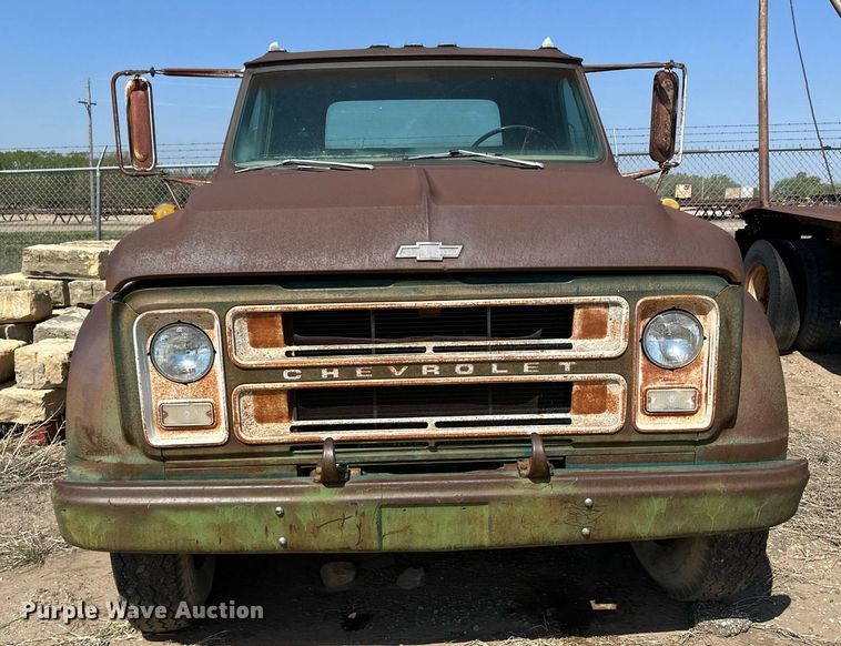 image for item JJ9947 1971 Chevrolet C60  truck cab and chassis