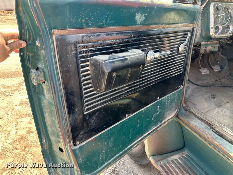 image for item JJ9947 1971 Chevrolet C60  truck cab and chassis