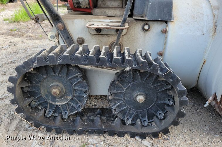 image for item JO9059 Lawn and garden equipment