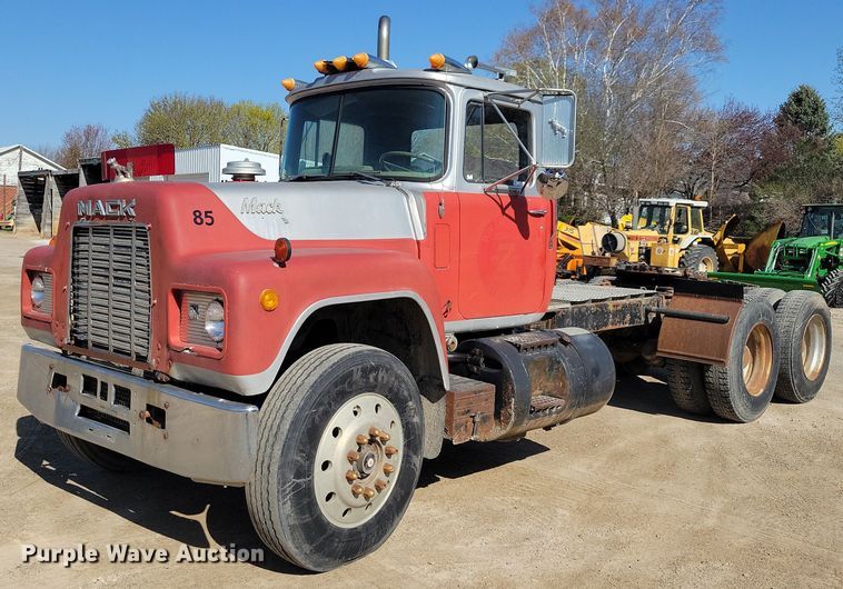 image for item JO9109 1985 Mack R688ST  semi truck