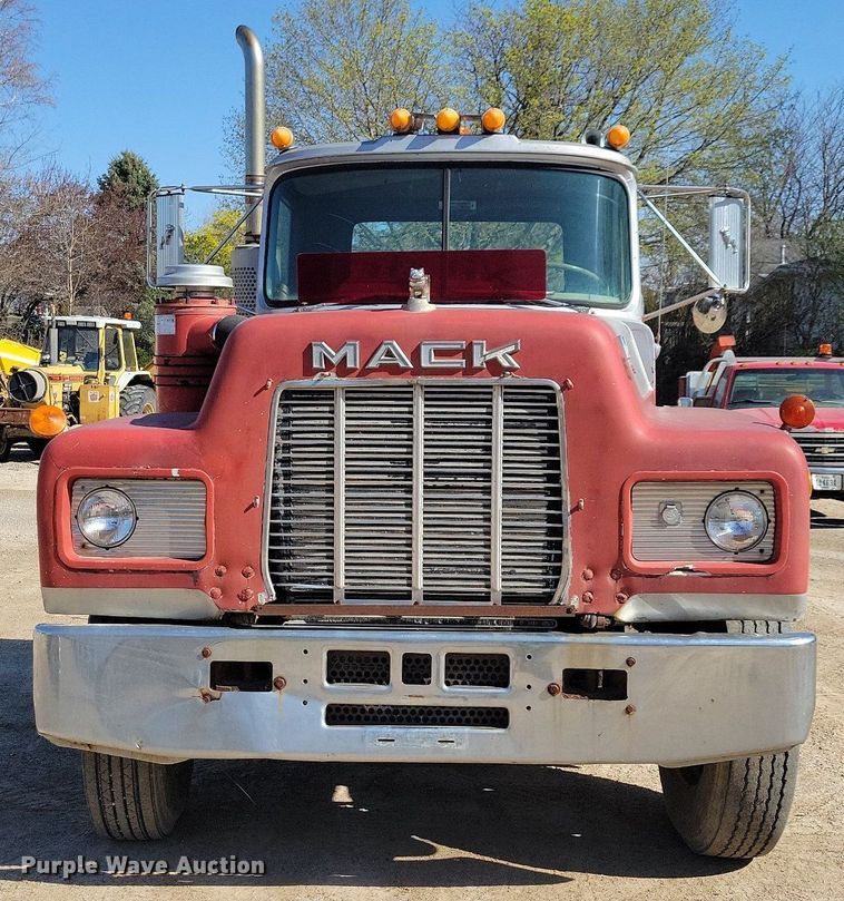 image for item JO9109 1985 Mack R688ST  semi truck