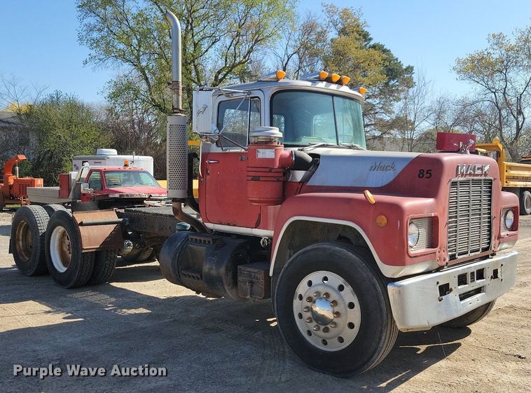image for item JO9109 1985 Mack R688ST  semi truck