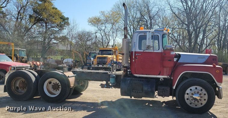 image for item JO9109 1985 Mack R688ST  semi truck