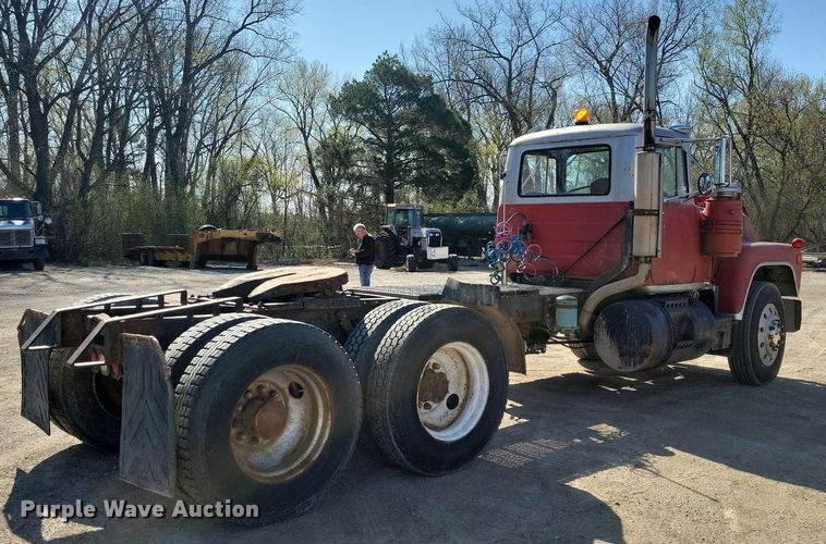 image for item JO9109 1985 Mack R688ST  semi truck